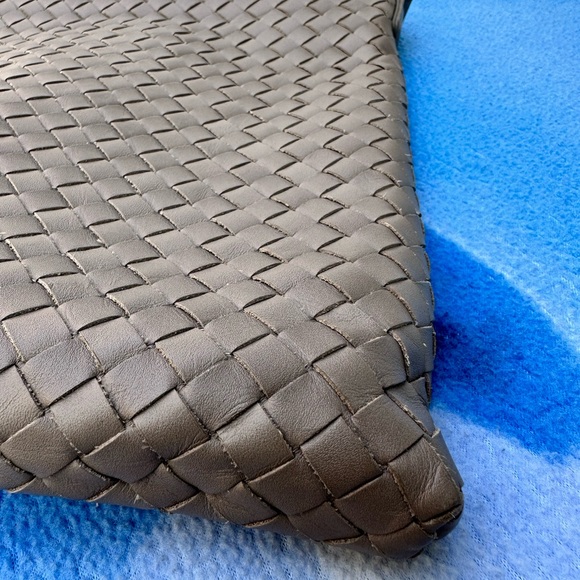 BOTTEGA VENETA Leather Intracciato Crossbody Crossbody Bag 🔥🔥🔥 - Picture 10 of 11